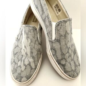 KEDS WOMENS LEOPARD CHAMBRAY SLIP ON SNEAKERS